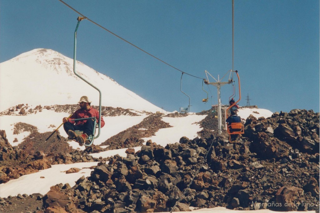 Telesilla a Barrels con una de las cimas del Elbrus a la izquierda